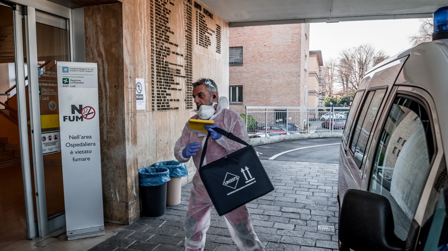 Contagi oltre quota mille L'sos della Lombardia: "Pochi medici e infermieri ma ora il sistema regge"