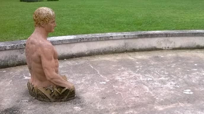 La fontana di De Chirico? Dopo 3 anni è già da rifare