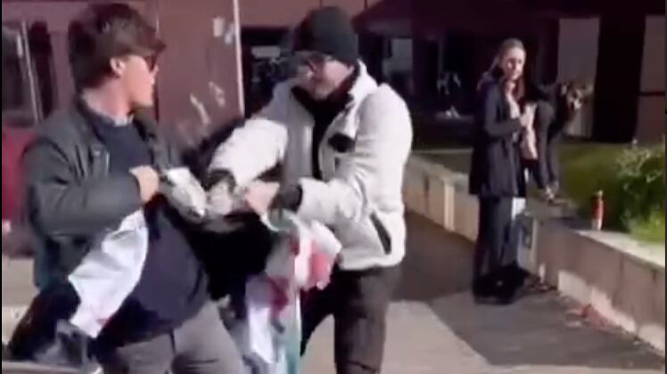 "Arroganza e prepotenza". I collettivi distruggono il banchetto di Azione universitaria