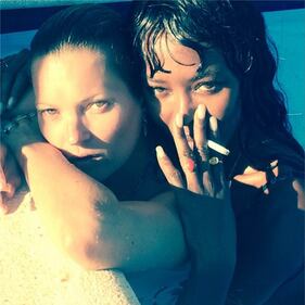 Kate e Naomi, sexy in piscina 1