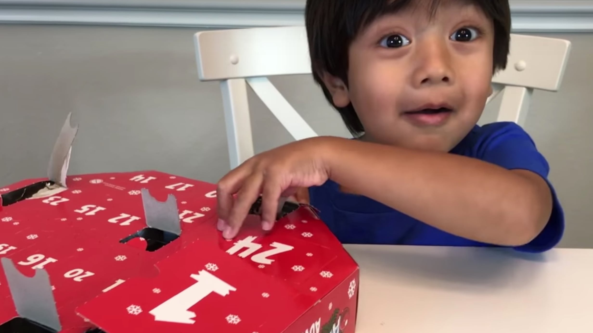 Bambino guadagna 11 milioni di dollari l'anno testando giochi su YouTube
