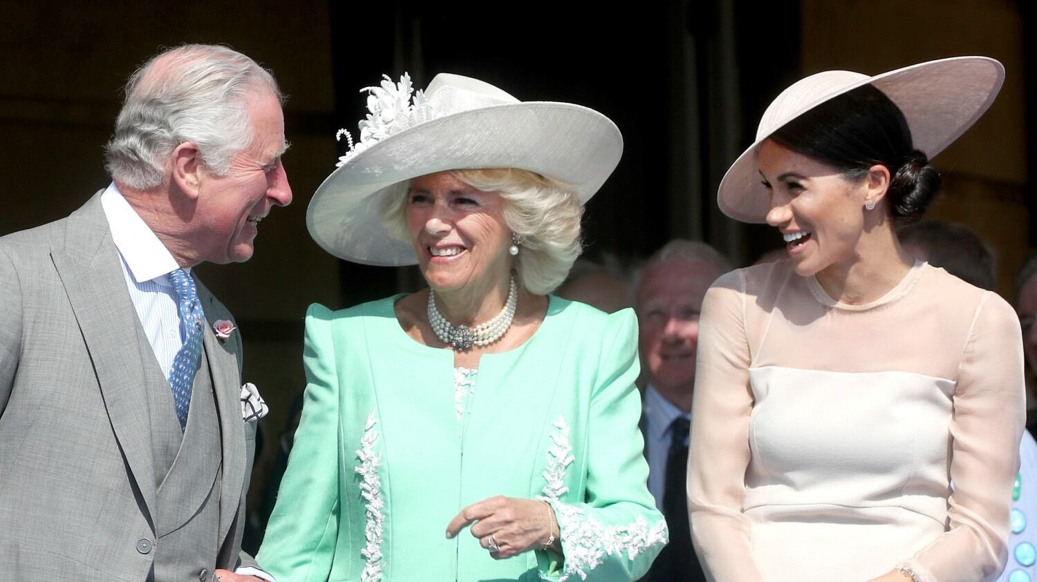 Meghan Markle mano nella mano con Camilla alla festa per Carlo