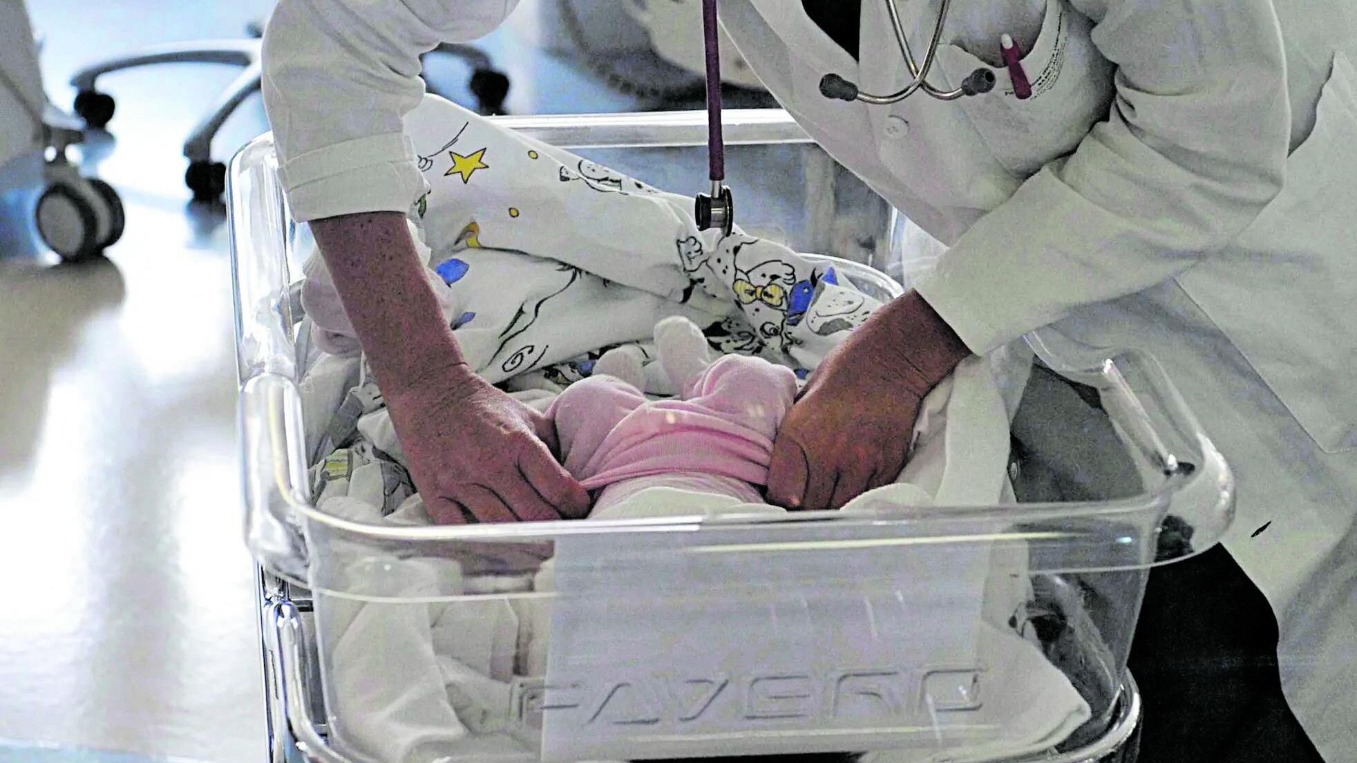 Bimba trovata nel water: la madre dovrà difendersi dall'accusa di tentato omicidio