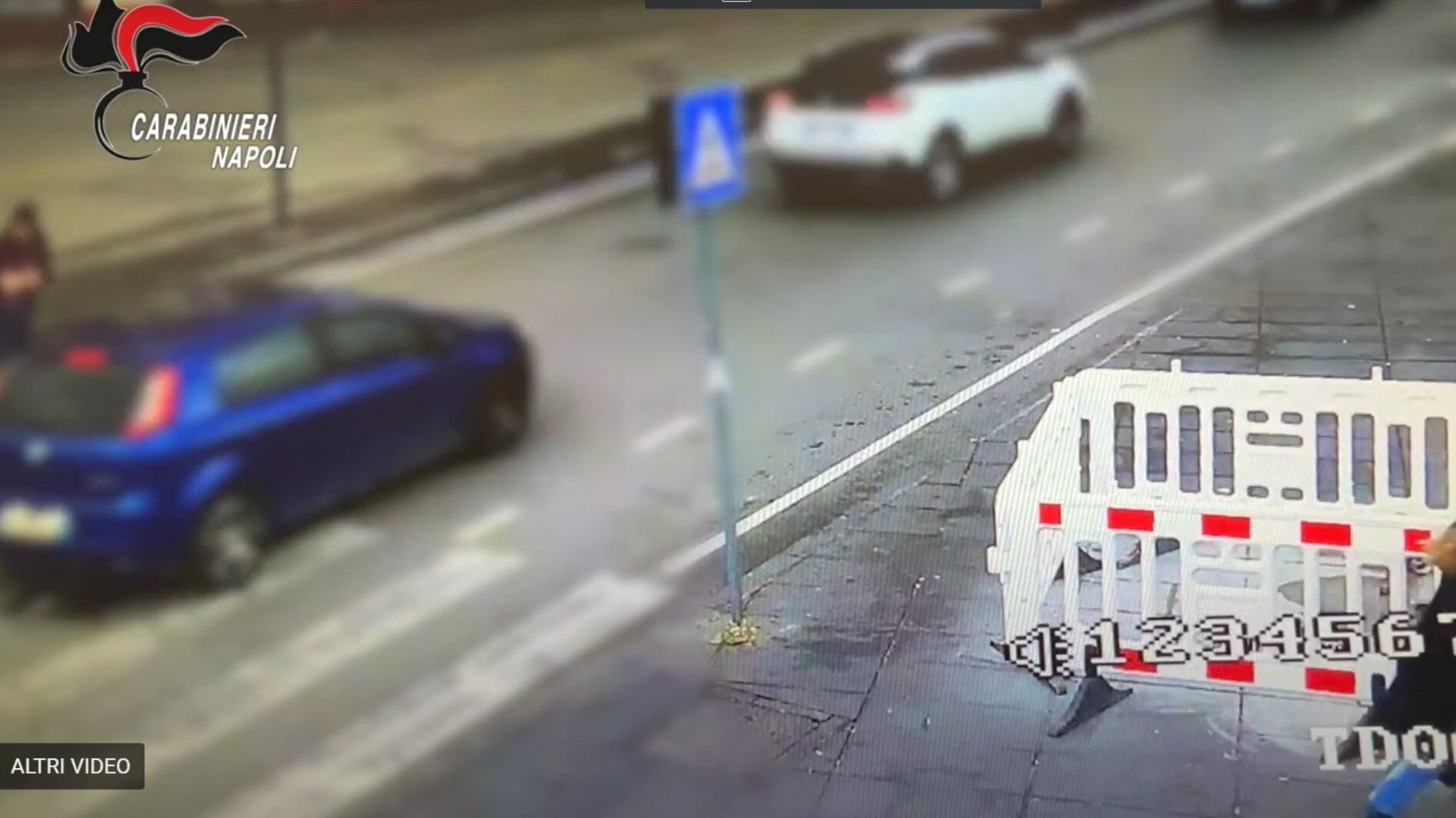 Trascinata sul marciapiede dai ladri: la rapina choc a Napoli | Video