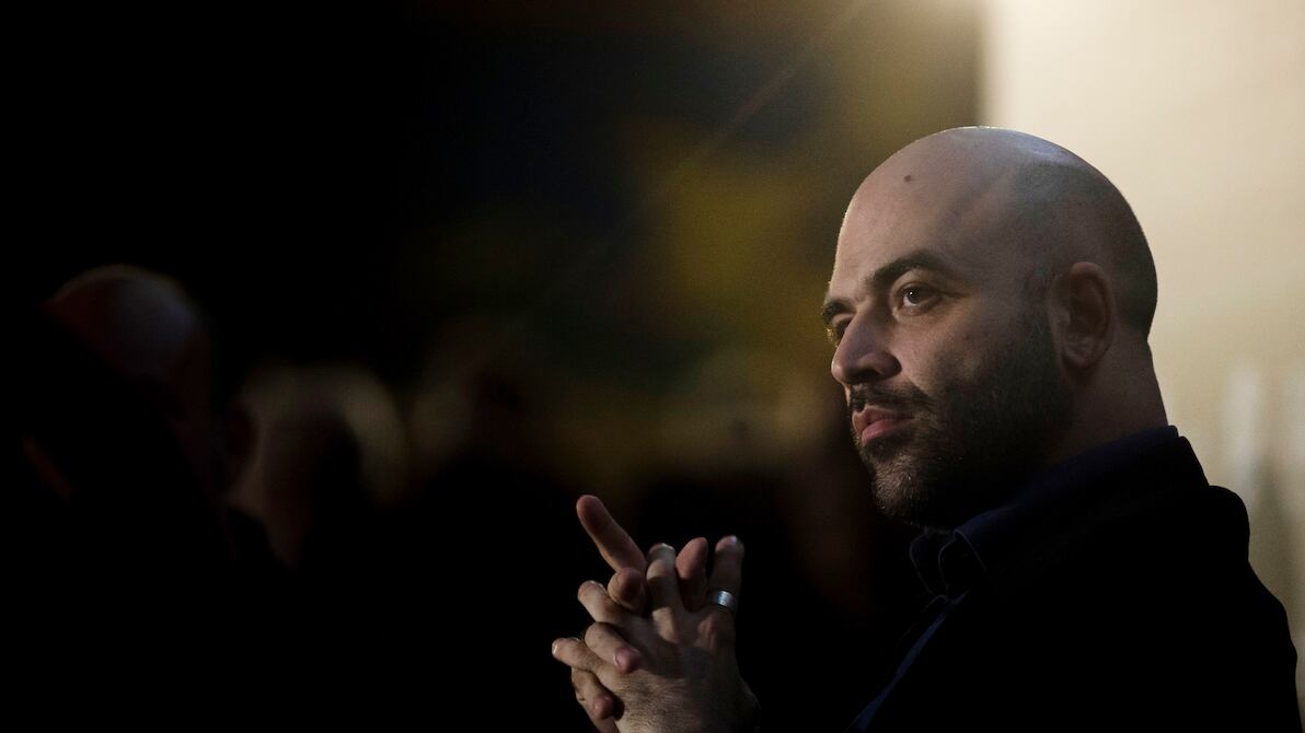"Non rispetta i credenti". Saviano fa infuriare tutti con gli auguri di Natale