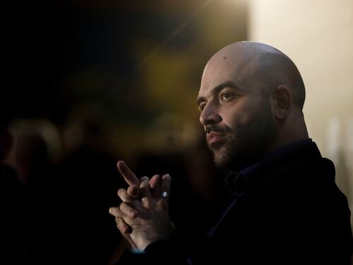 "Non rispetta i credenti". Saviano fa infuriare tutti con gli auguri di Natale