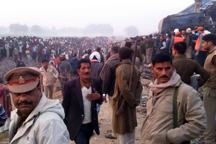 India un treno è deragliato in un grave incidente ferroviario 11
