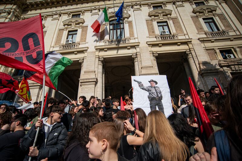 Le manifestazioni di antagonisti e studenti in tutta Italia 5