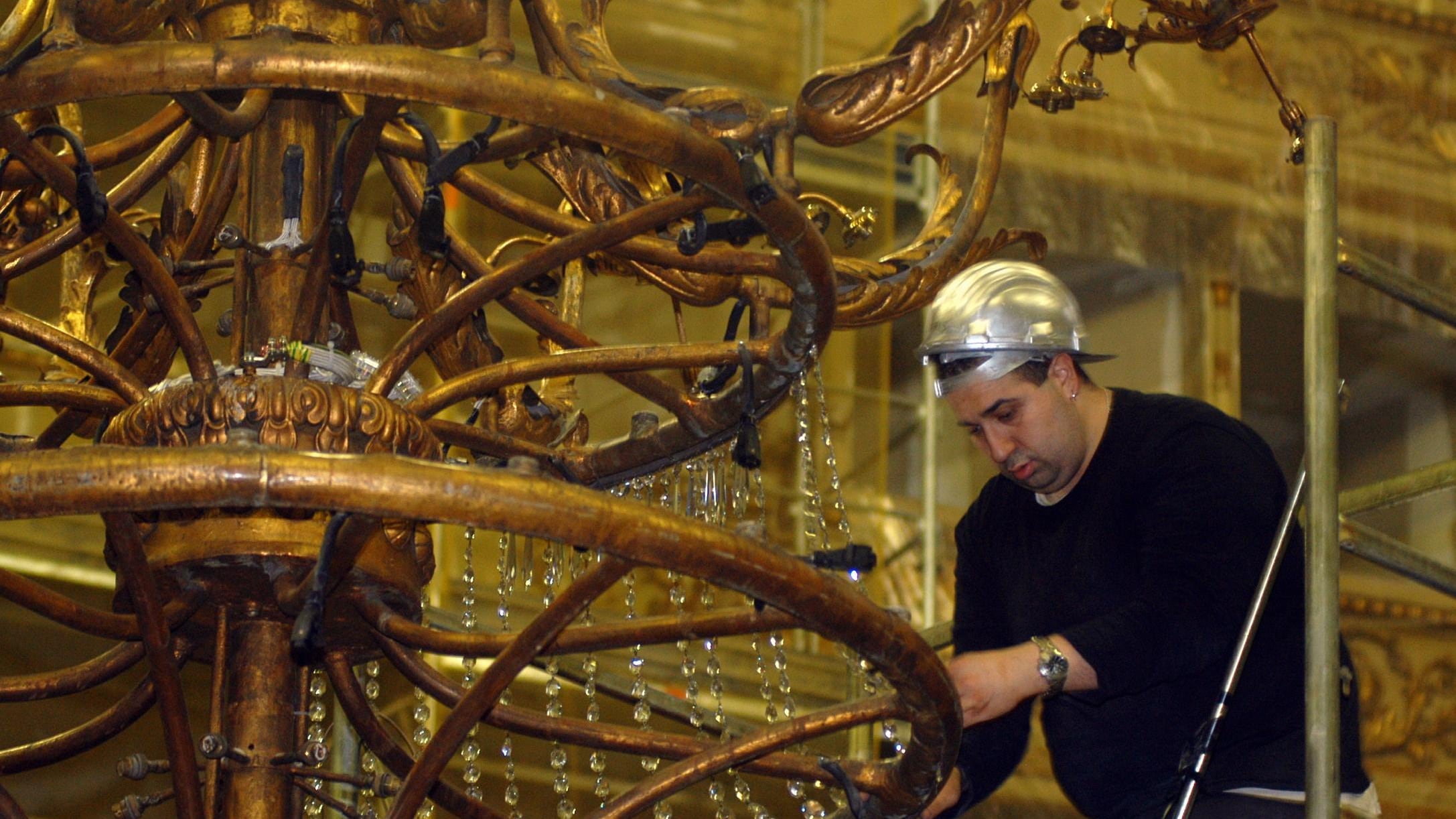 Scala, quattro operai infortunati «Colpa di un buco di 15 centimetri»