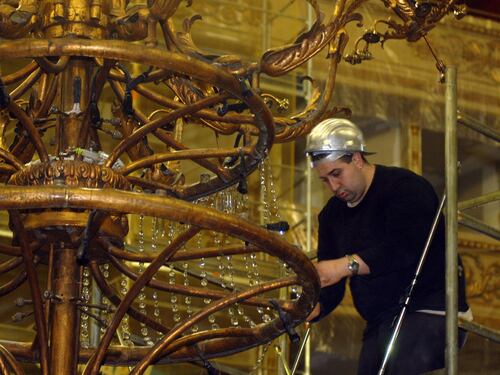 Scala, quattro operai infortunati «Colpa di un buco di 15 centimetri»