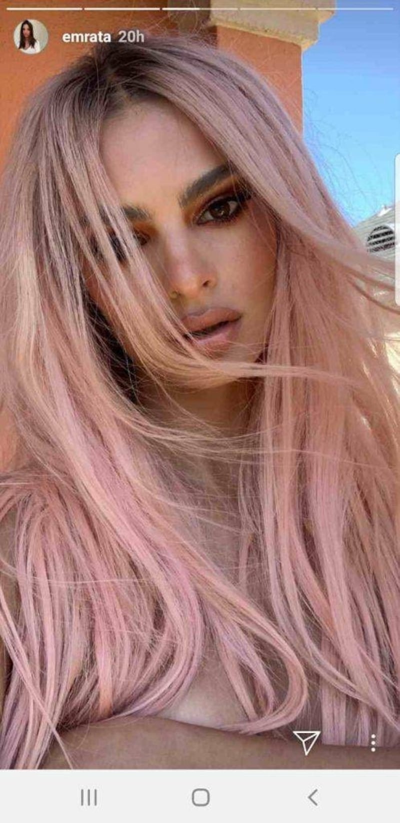 Emily Ratajkowski cambia look, provate a riconoscerla!