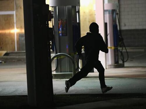 Torino, durante un interrogatorio pusher salta da finestra e fugge