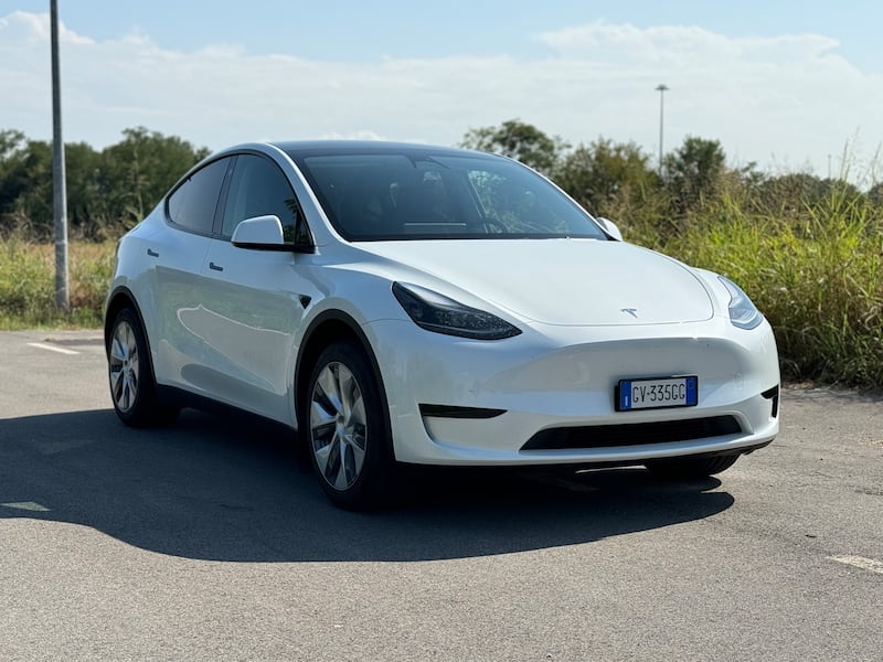 Tesla Model Y Long Range RWD: guarda la gallery del SUV elettrico super efficiente 2