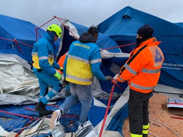 Foggia, le forti raffiche di vento abbattono la tendopoli 8