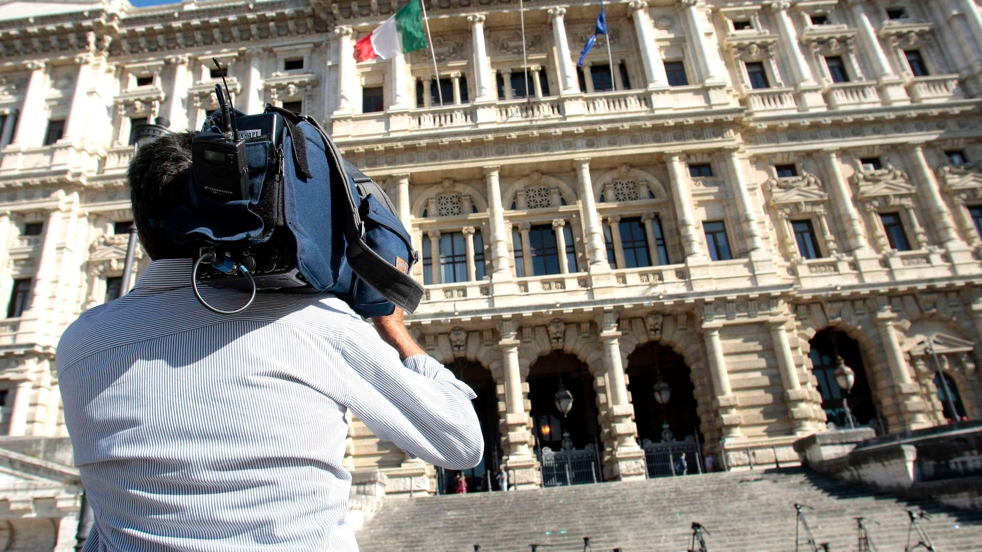 Cassazione, ultimo schiaffo: il Cav non può neanche votare