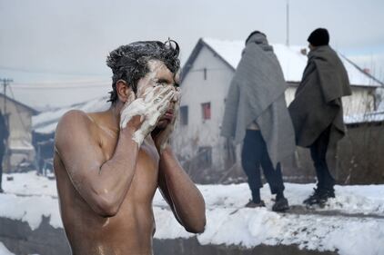 Immigrati bloccati a Belgrado costretti a lavarsi tra la neve 17
