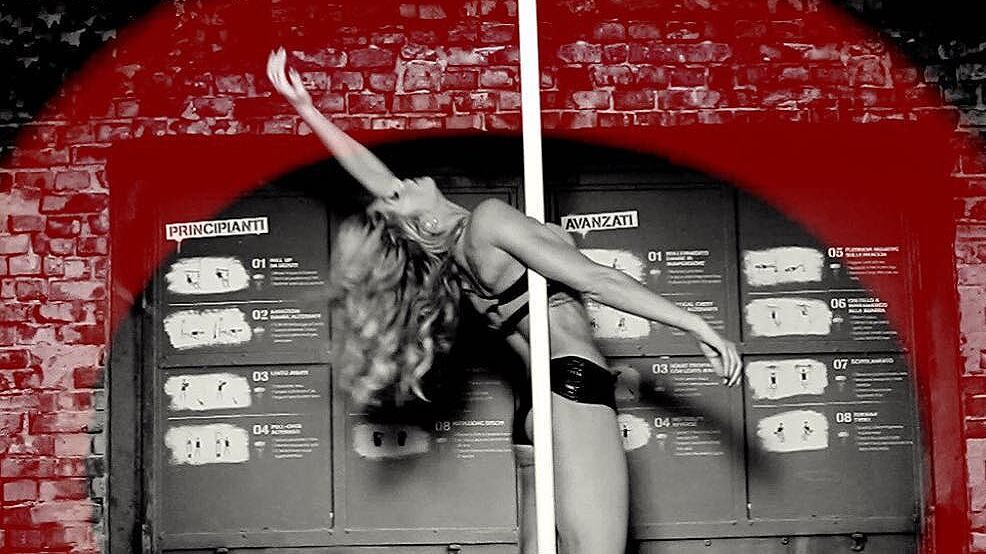 Maddalena Corvaglia: sensuale pole dance su Instagram