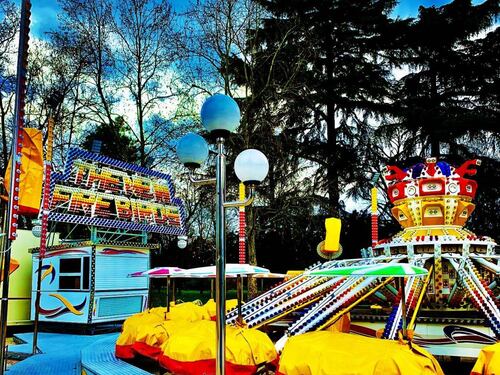 Ancona, cedono i lacci di sicurezza: 27enne sbalzata dalla giostra al Luna park è grave