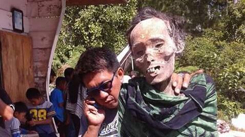 La strana festa col morto dei Toraja: selfie e scherzi coi cadaveri