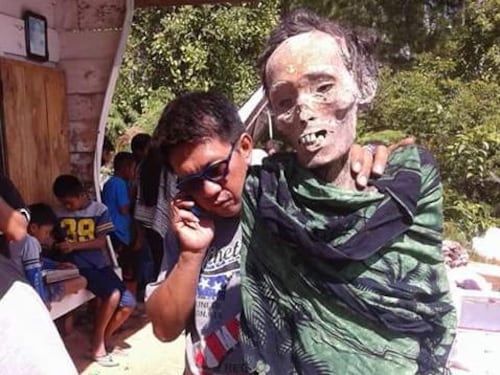 La strana festa col morto dei Toraja: selfie e scherzi coi cadaveri