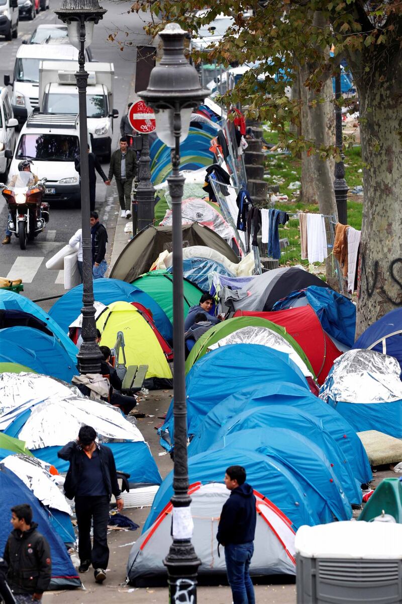Parigi invasa dai migranti 2