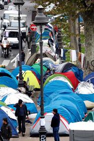 Parigi invasa dai migranti 2