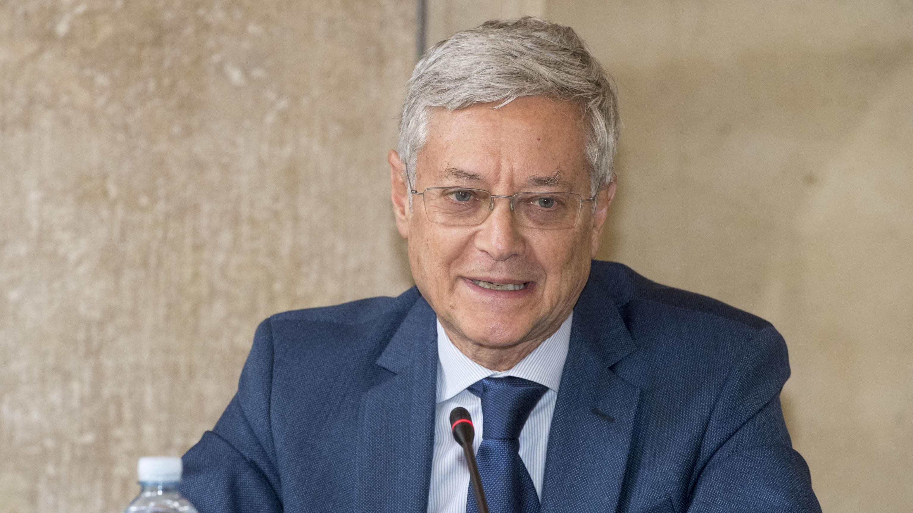 "Fermiamo asterischi e schwa o distruggeranno l’italiano"