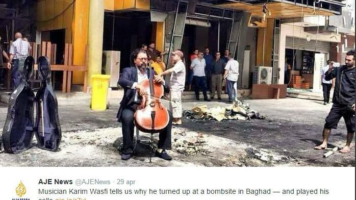 Suona il violoncello in mezzo alle bombe