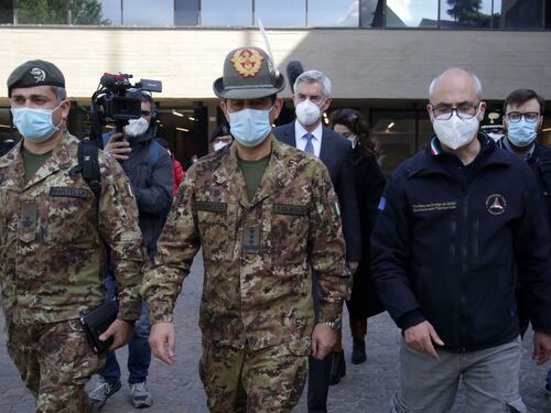 Direttiva Figliuolo: siero agli anziani, fermati docenti e forze dell'ordine