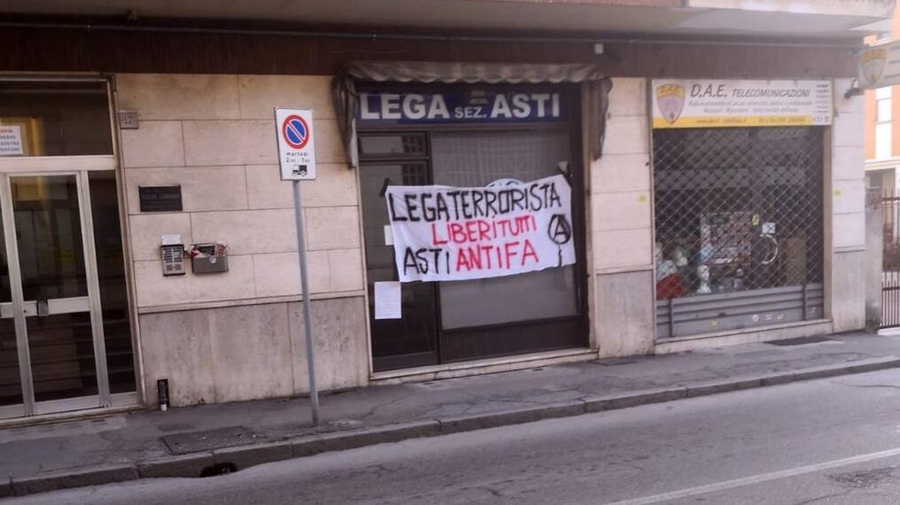 Striscione intimidatorio davanti alla sede della Lega ad Asti