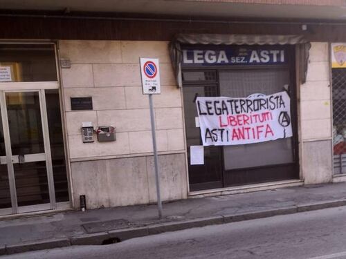 Striscione intimidatorio davanti alla sede della Lega ad Asti