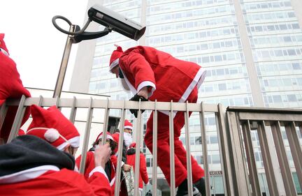 Milano, antagonisti vestiti da Babbo Natale 4