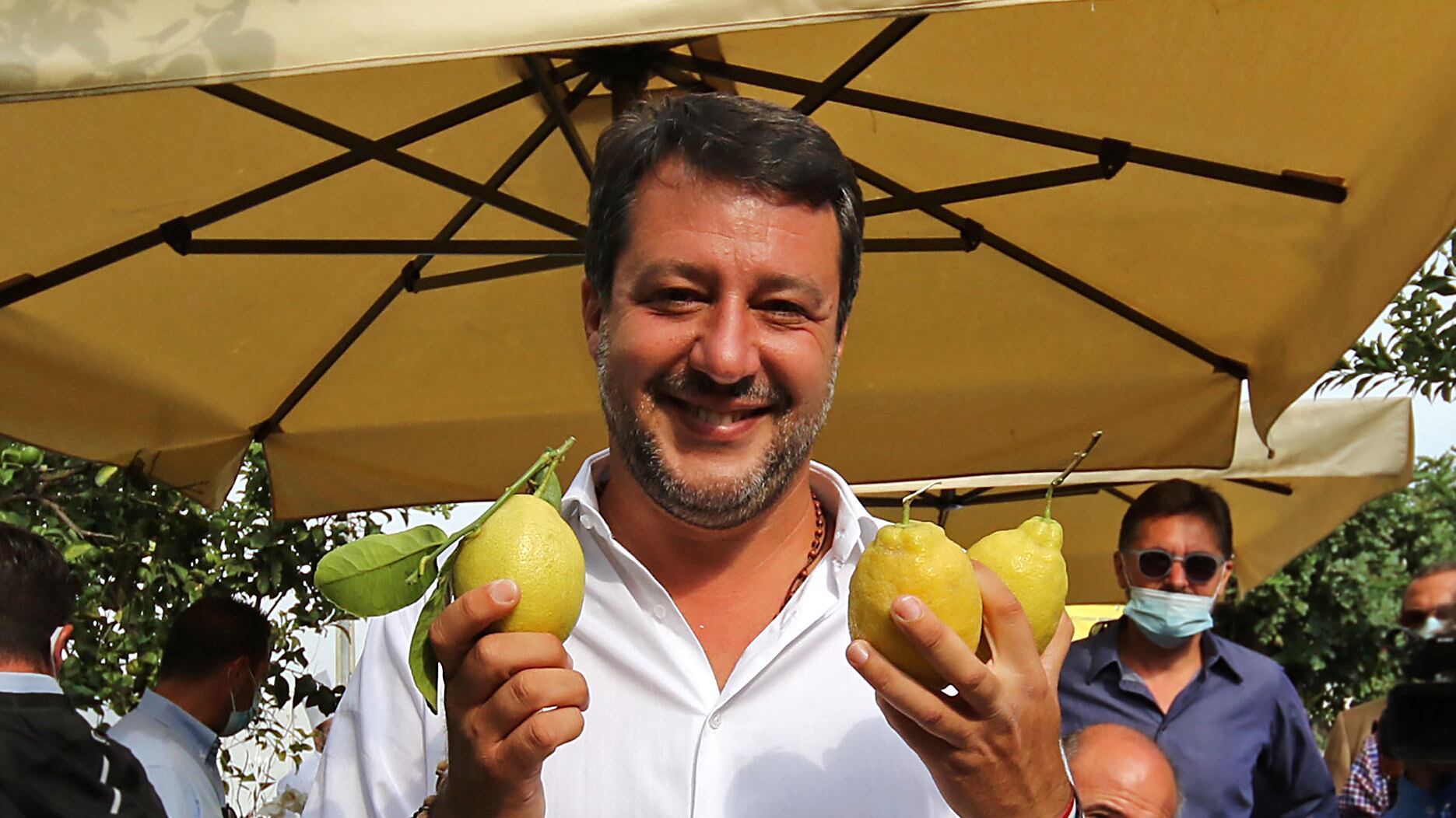 Salvini, giallo sulla febbre. Ma lui tranquillizza: "Il tampone è negativo"