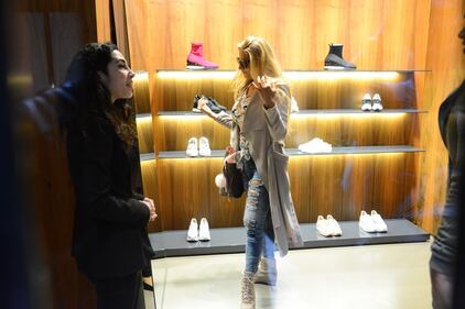 Francesca Cipriani sexy: shopping a Milano 2
