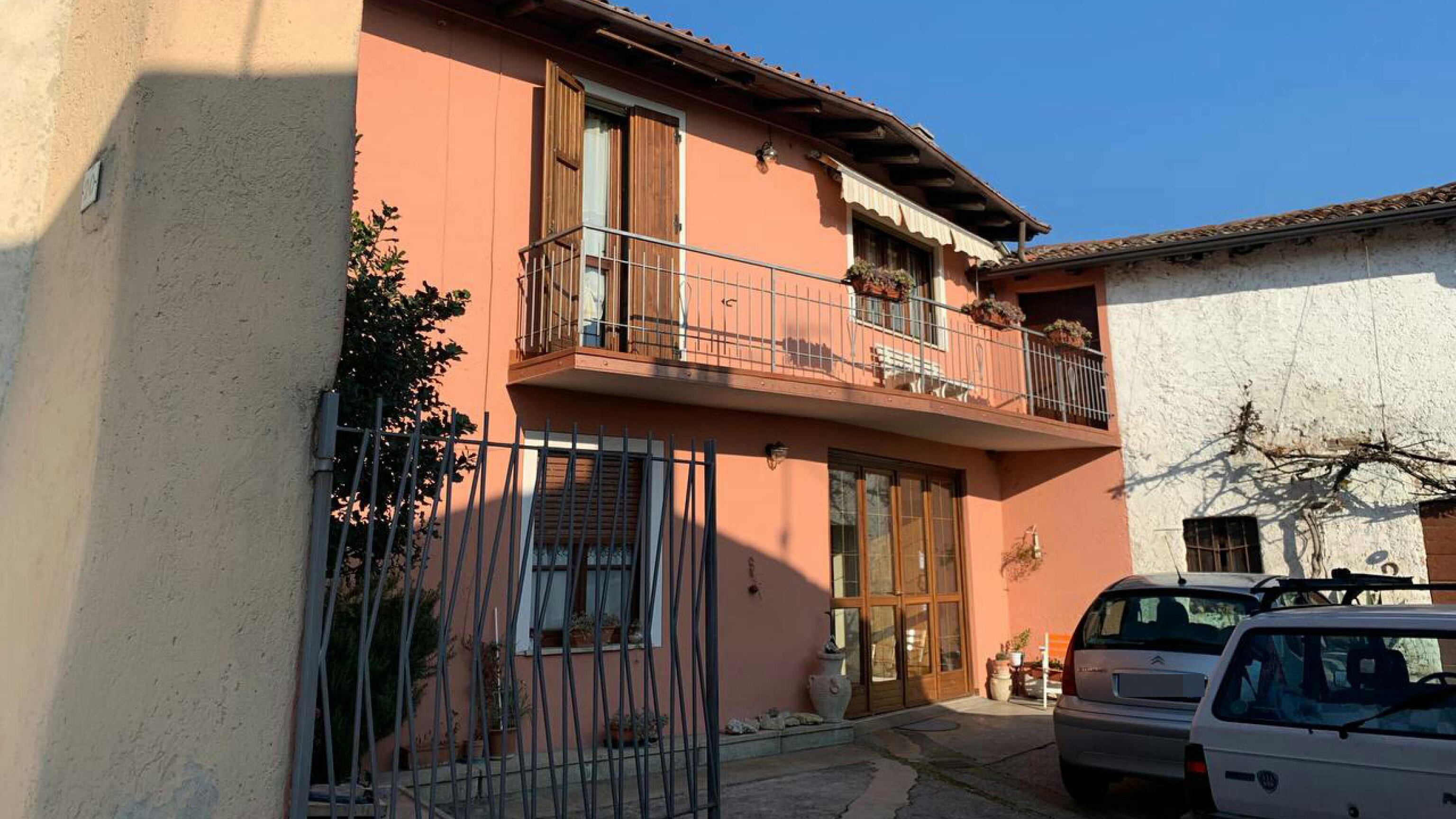 Sgozza il marito davanti al figlio 15enne. Omicidio choc nel Bresciano