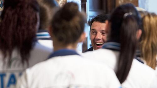 Matteo Renzi e le pallavoliste della nazionale 5