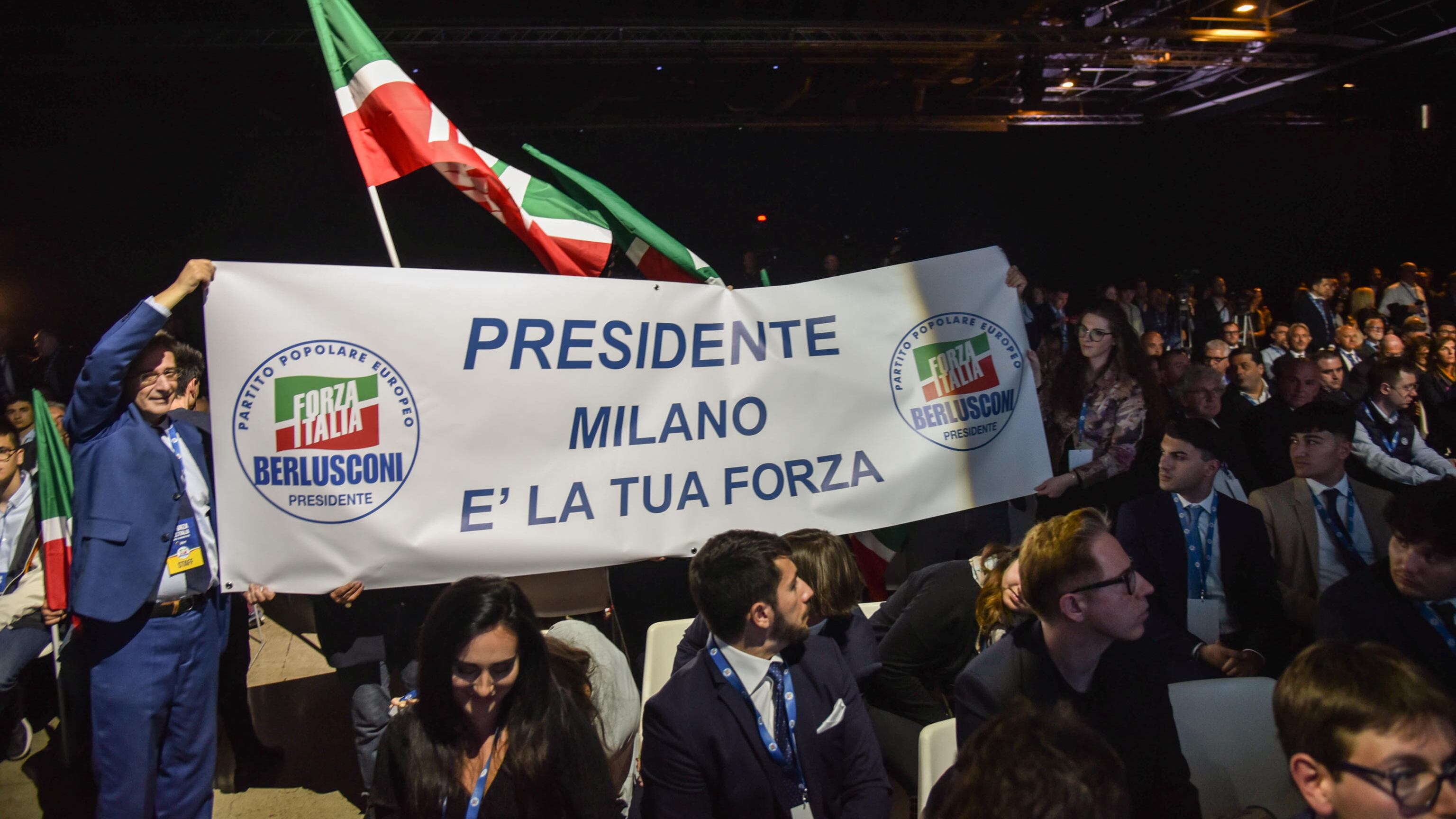 "Ci guida e combatte". Alla convention di Forza Italia standing ovation per Berlusconi
