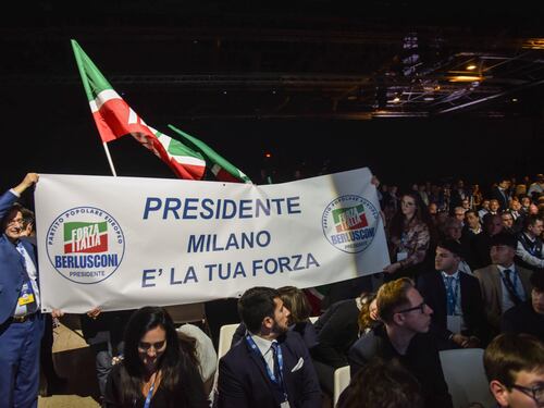 "Ci guida e combatte". Alla convention di Forza Italia standing ovation per Berlusconi