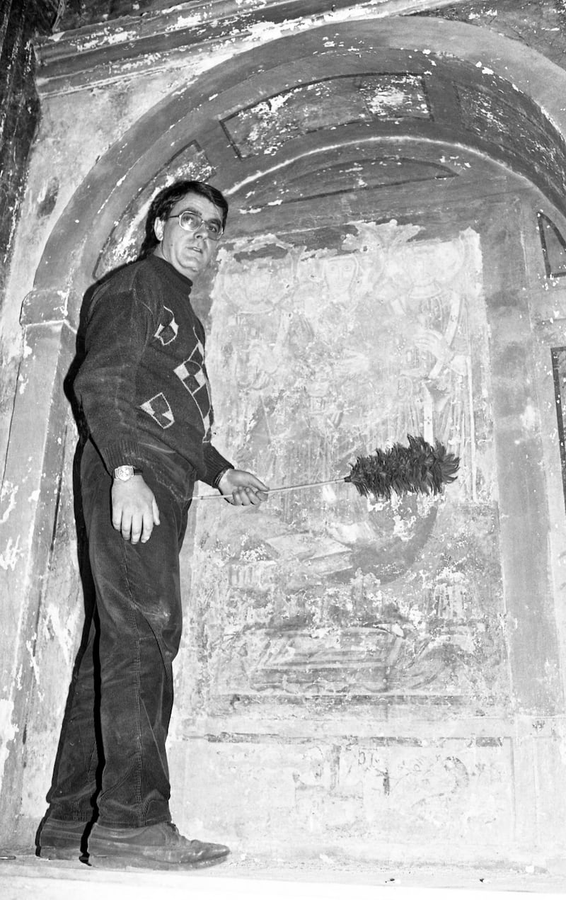 Padre Rassello mentre effettua la pulitura di un affresco (foto per gentile concessione di Giuliana Covella)