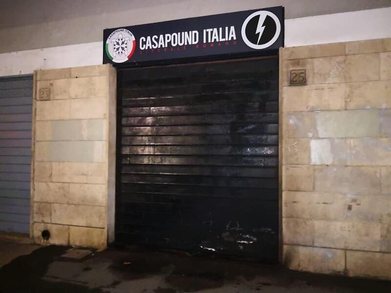 Ostia, attentato incendiario alla sede di CasaPound Italia 1