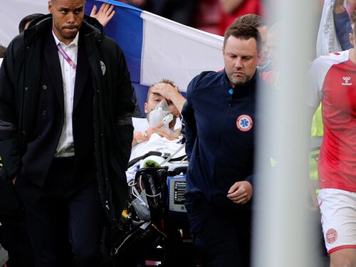 Paura agli Europei: Eriksen ha un arresto cardiaco. "Ora è sveglio". Riprende la partita