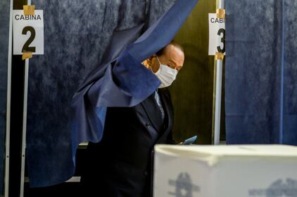 Berlusconi vota a Milano 5