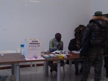 In fila per votare per le elezioni in Senegal  9