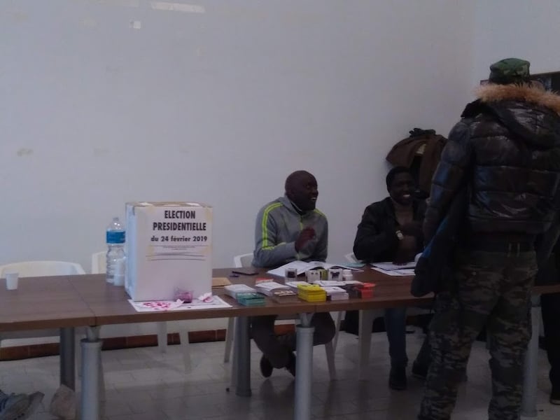 In fila per votare per le elezioni in Senegal 9