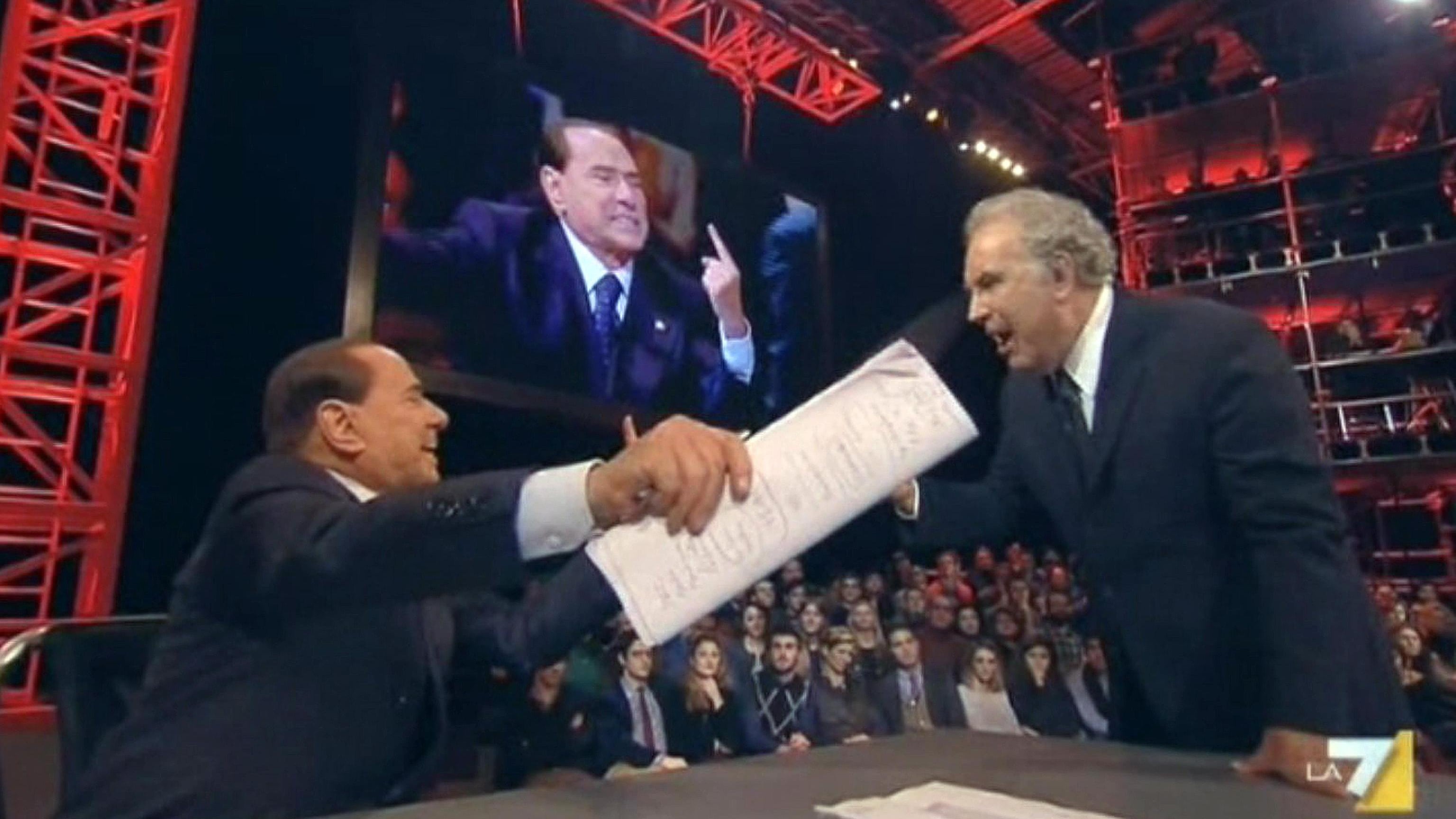 Berlusconi batte i "nemici": "A casa sano e salvo mi sono divertito"
