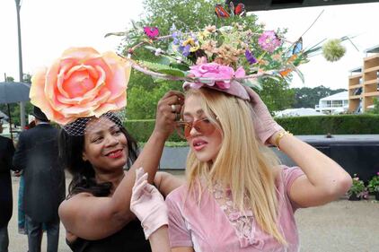 I cappelli e i look più curiosi del Royal Ascot 12