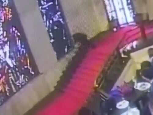 Inciampa e sfonda la vetrata di Sironi: disavventura per un assessore sardo