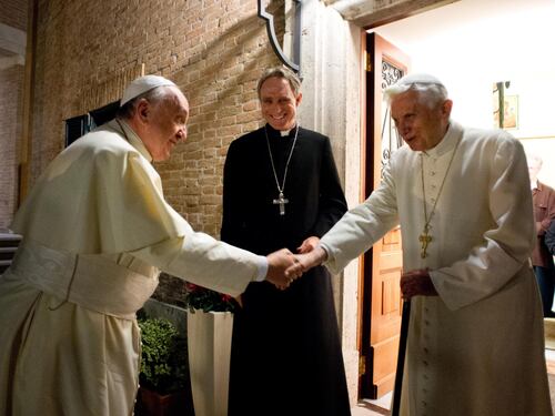 Ratzinger "torna in campo" con il cardinale isolato da Francesco