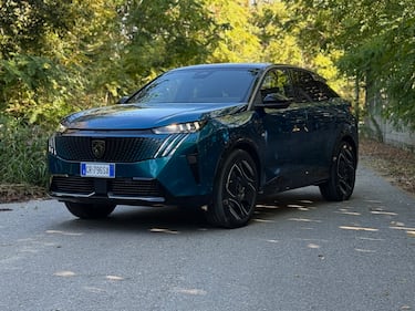 Peugeot E-3008: la gallery del nuovo SUV Fastback elettrico francese 2