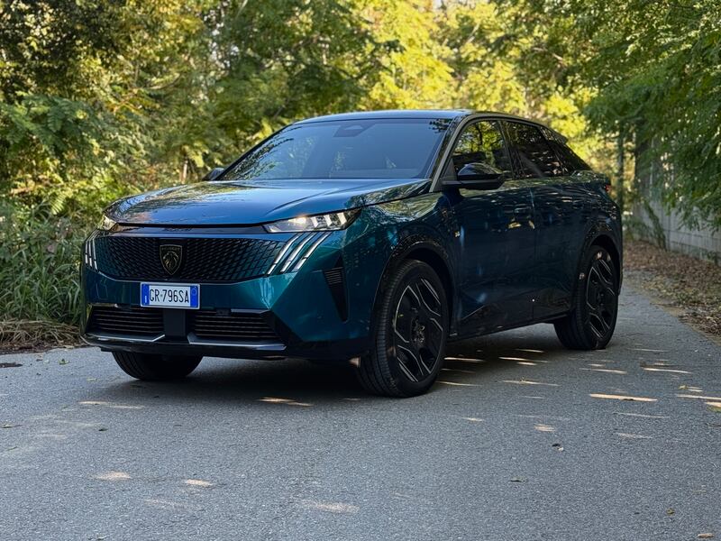 Peugeot E-3008: la gallery del nuovo SUV Fastback elettrico francese 2